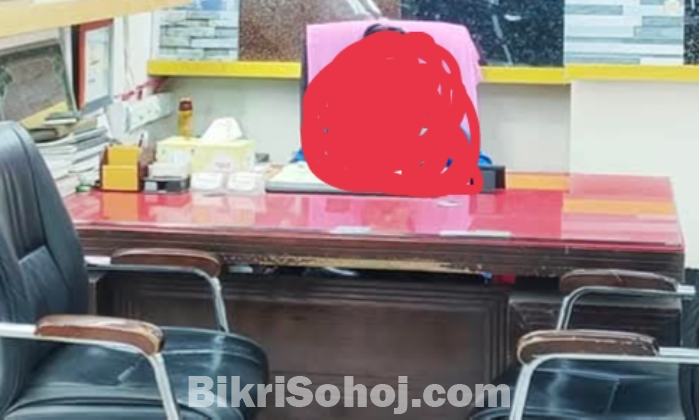 টেবিল এবং একটা বস চেয়ার